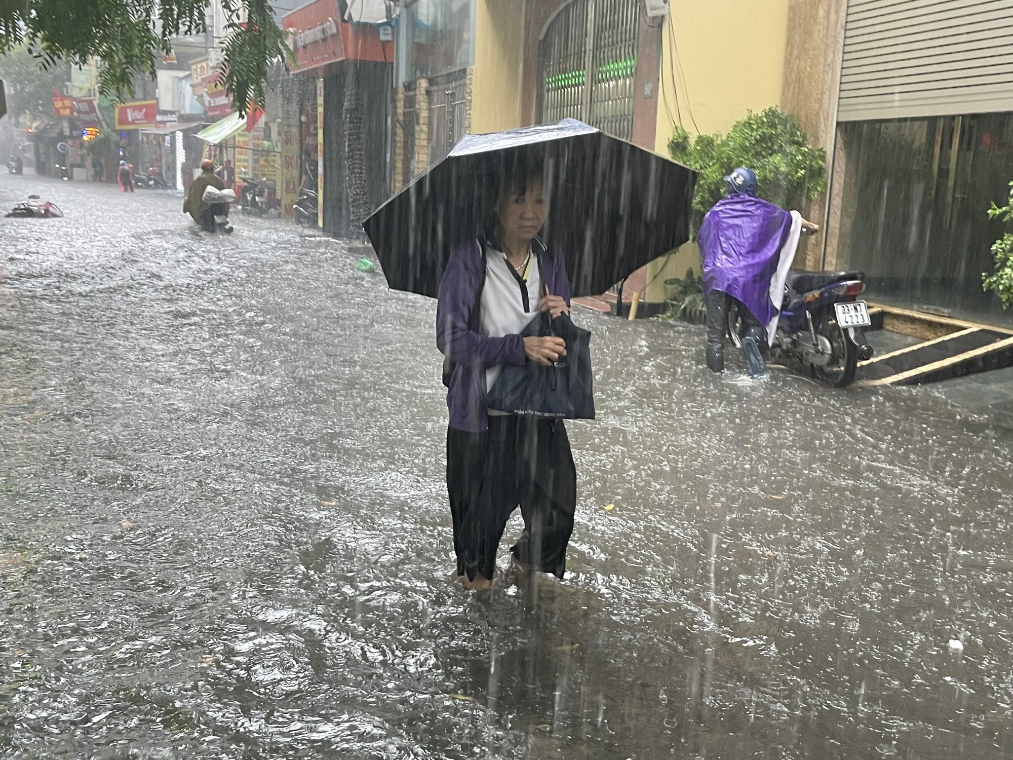 Hà Nội: Hình ảnh nhiều tuyến đường ngập sau cơn mưa giải nhiệt - Ảnh 3.