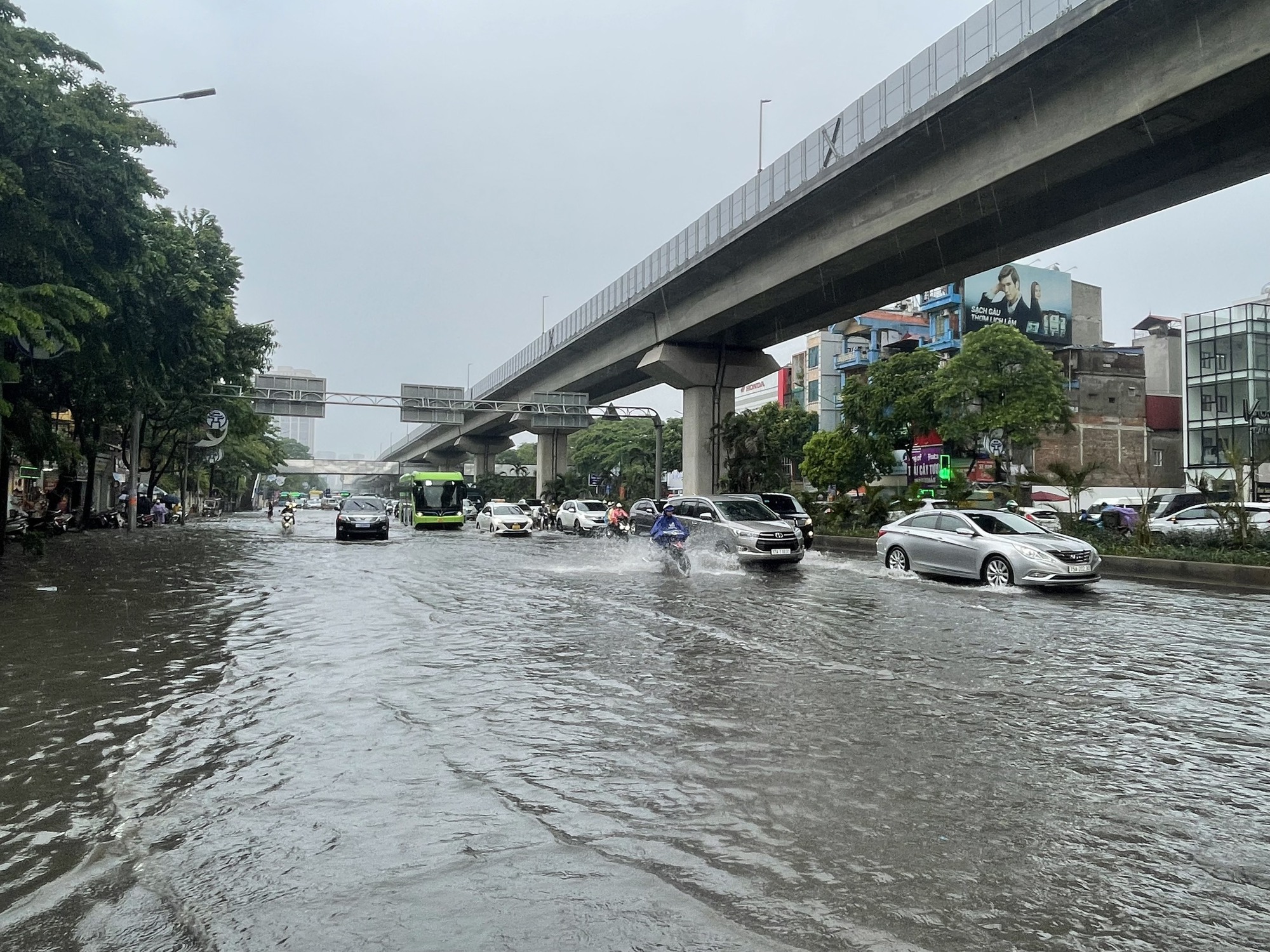 Hà Nội: Hình ảnh nhiều tuyến đường ngập sau cơn mưa giải nhiệt - Ảnh 8.