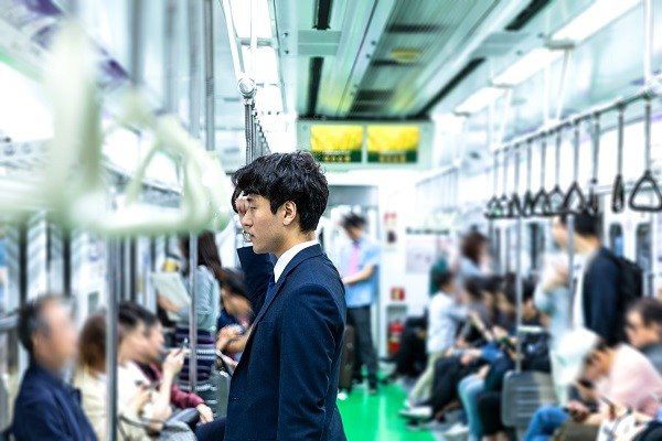 Xu thế ăn bám bố mẹ ở Hàn Quốc: Khi người trẻ học cao, lương tốt nhưng vẫn chẳng mua nổi nhà, chấp nhận vay nợ để sống đời hưởng thụ, đam mê đồ xa xỉ - Ảnh 3. Xu thế ăn bám bố mẹ ở Hàn Quốc: Khi người trẻ học cao, lương tốt nhưng vẫn chẳng mua nổi nhà, chấp nhận vay nợ để sống đời hưởng thụ, đam mê đồ xa xỉ - Ảnh 3.