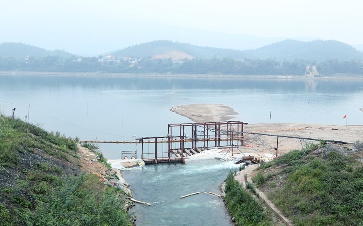 Sử dụng trạm bơm nước khẩn cấp vì sông Đà khô cạn