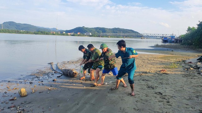 Đi đánh cá phát hiện quả bom nặng 250kg còn nguyên ngòi nổ - Ảnh 2.