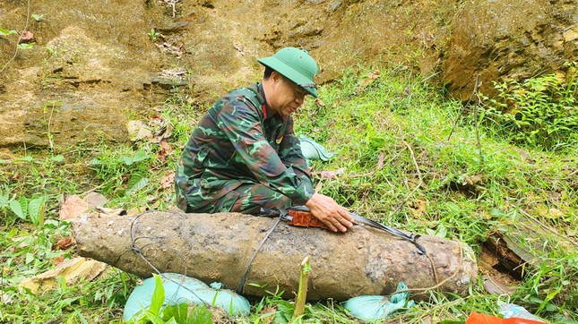 Đi đánh cá phát hiện quả bom nặng 250kg còn nguyên ngòi nổ - Ảnh 3.