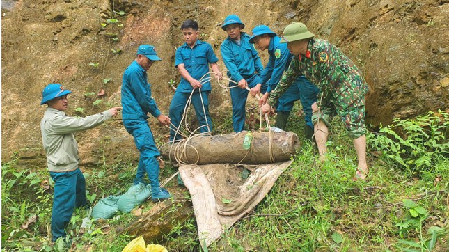 Đi đánh cá phát hiện quả bom nặng 250kg còn nguyên ngòi nổ - Ảnh 4.