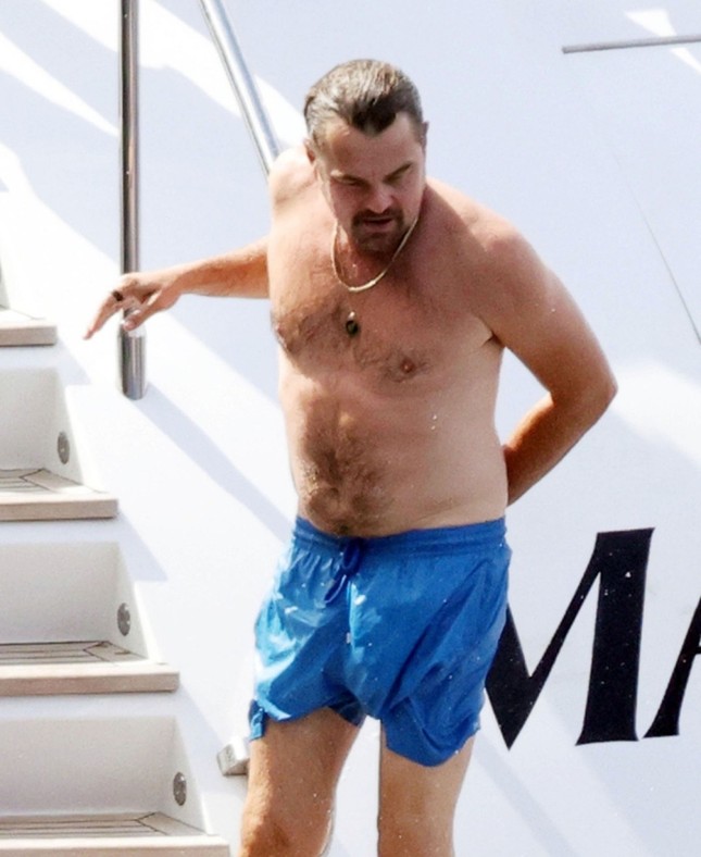 Thân hình Leonardo DiCaprio tuổi 49 - Ảnh 1.