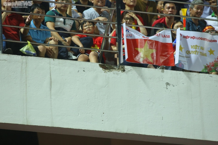 Mảnh bê tông rơi trúng CĐV trên sân Lạch Tray giữa trận đấu của tuyển Việt Nam - Ảnh 1.
