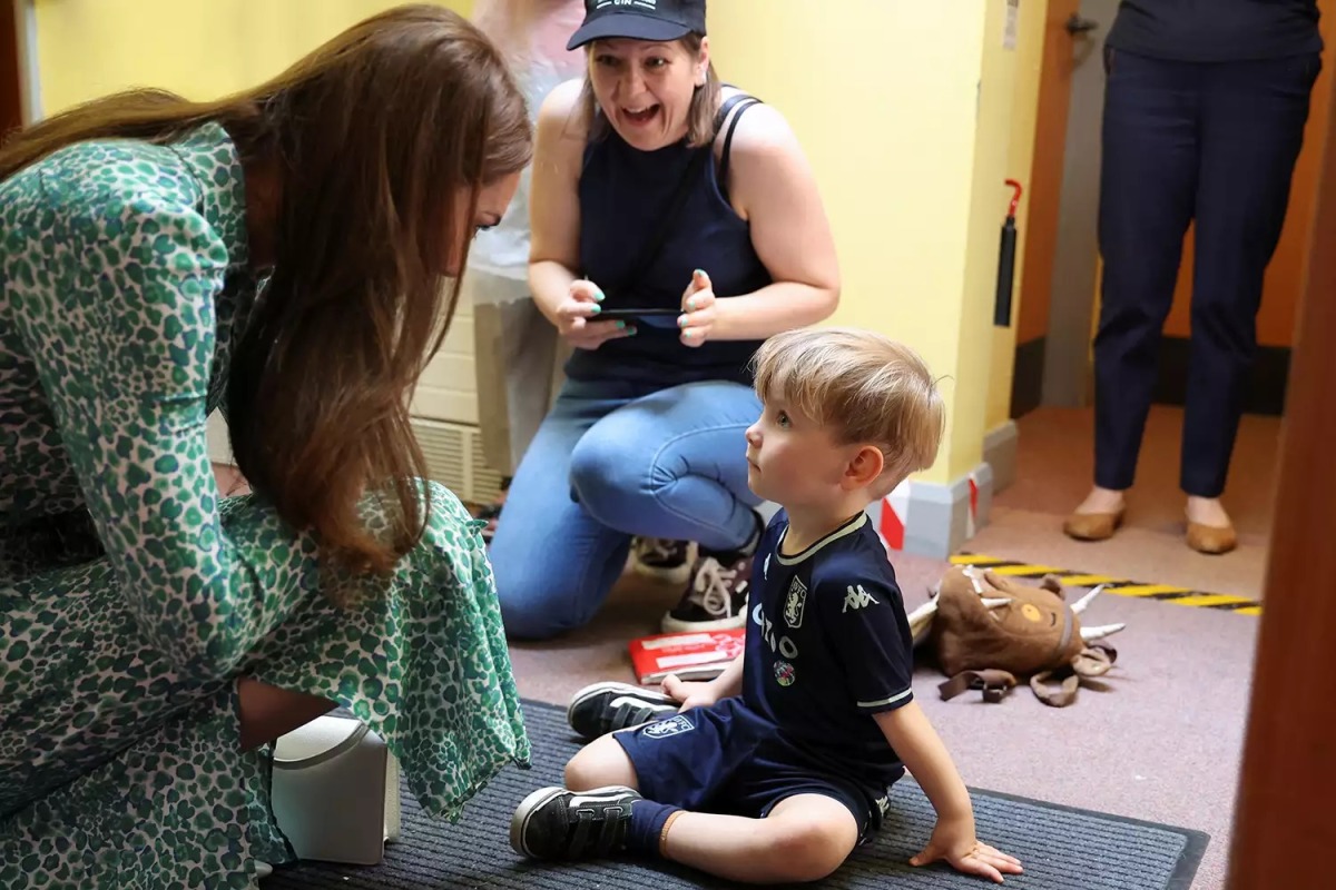 Vương phi Kate đến thăm trung tâm giáo dục trẻ em, cử chỉ thân thiện của cô khiến phụ huynh bất ngờ - Ảnh 4.