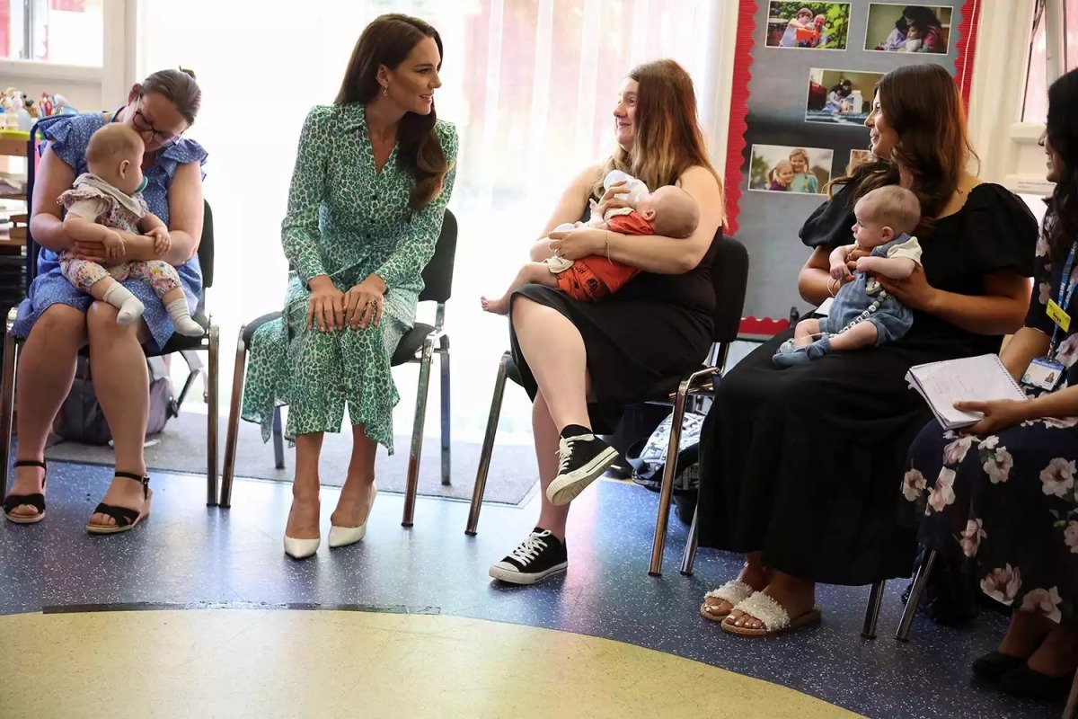 Vương phi Kate đến thăm trung tâm giáo dục trẻ em, cử chỉ thân thiện của cô khiến phụ huynh bất ngờ - Ảnh 6.