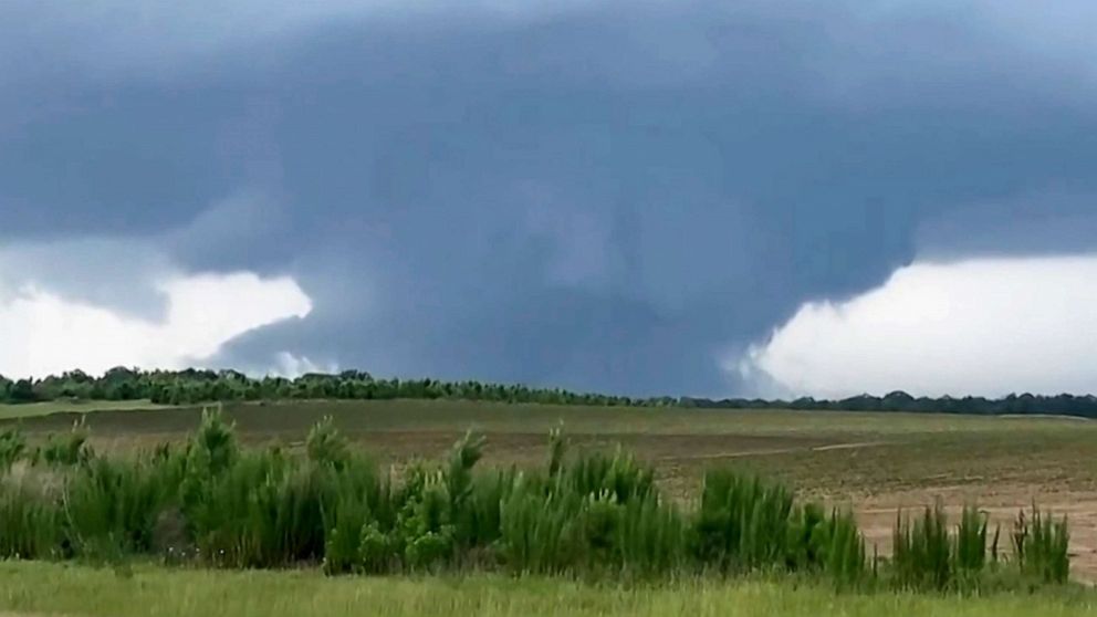 Mỹ: Lốc xoáy tàn phá thị trấn ở Texas, nhiều người chết, mất tích và bị thương - Ảnh 1.