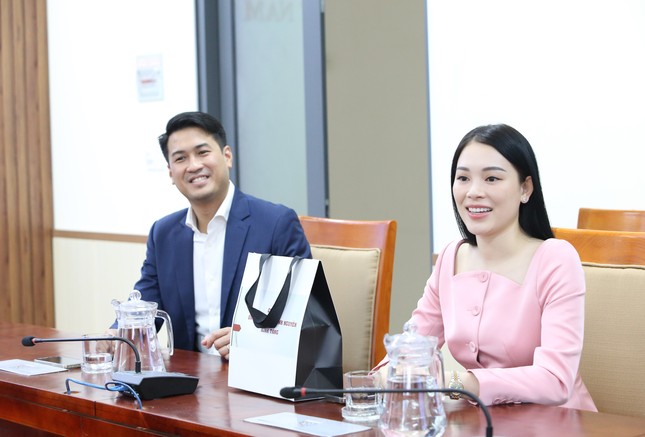 Một phu nhân hào môn Vbiz bất ngờ “ở ẩn”, phong cách khác hẳn sau hôn lễ ở nước ngoài - Ảnh 2.