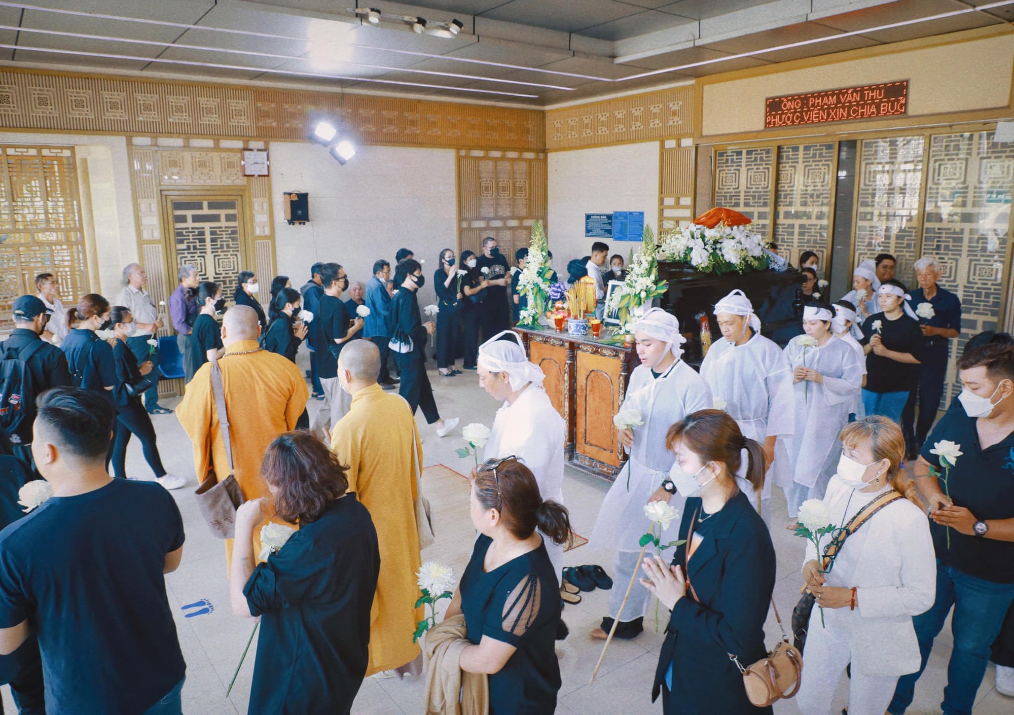 Jun Phạm nghẹn ngào tiễn đưa và tiết lộ di nguyện của bố - Ảnh 1. Jun Phạm nghẹn ngào tiễn đưa và tiết lộ di nguyện của bố - Ảnh 1.