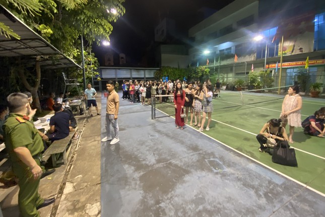 C&ocirc;ng an kiểm tra loạt qu&aacute;n bar ở TPHCM - Ảnh 3.