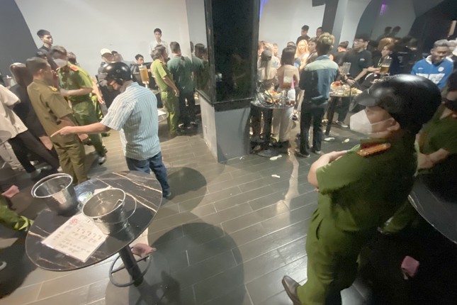 C&ocirc;ng an kiểm tra loạt qu&aacute;n bar ở TPHCM - Ảnh 1.