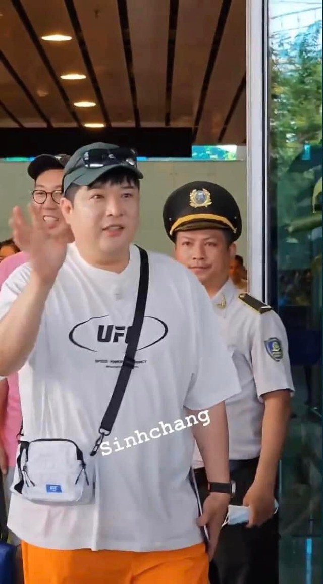 Heechul đến đón dàn sao Knowing Brothers đổ bộ sân bay Đà Nẵng, ai dè bị vệ sĩ chặn lại - Ảnh 5.