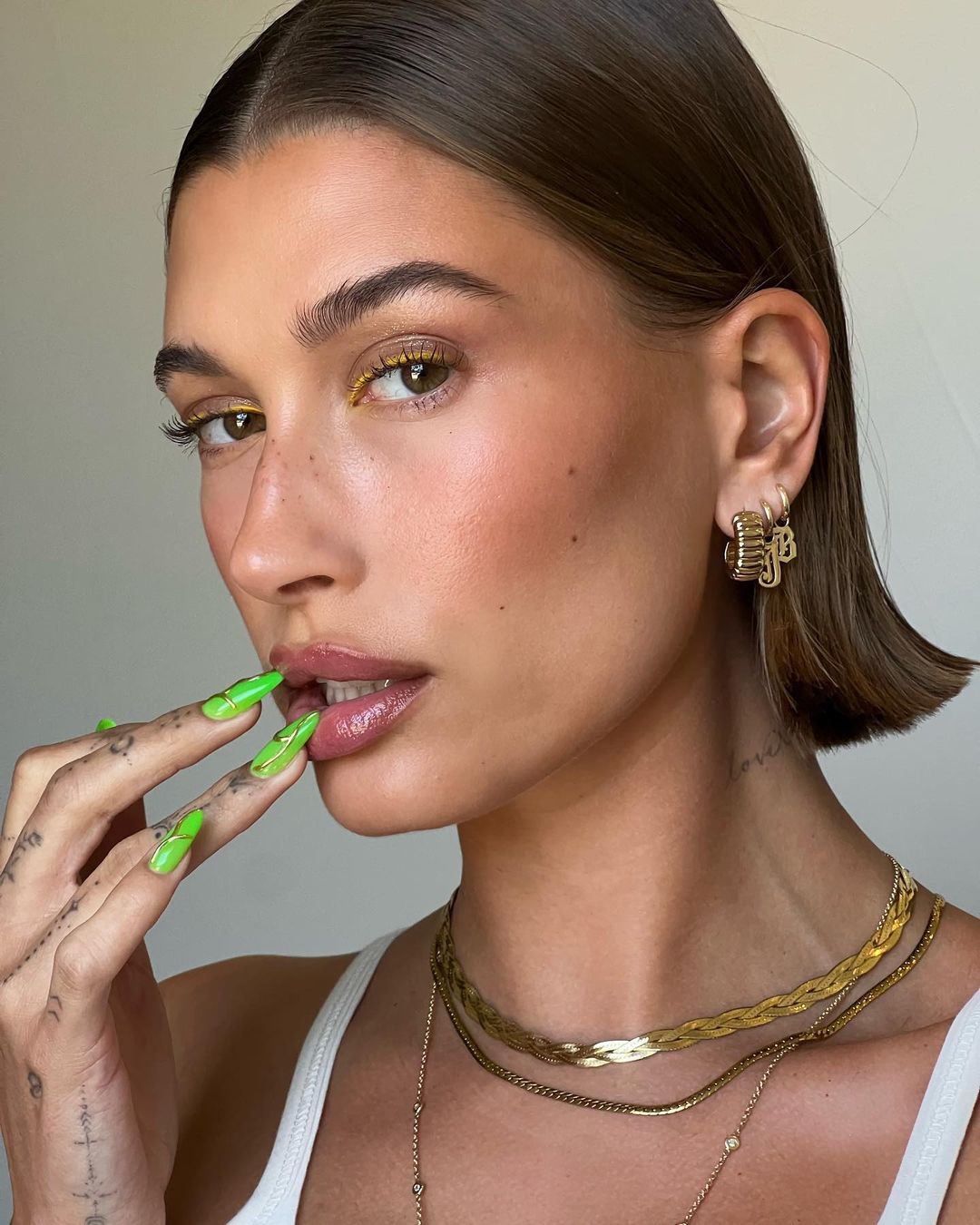 Hailey Bieber sở hữu làn da ẩm mượt mùa hè nhờ vào 5 nguyên tắc - Ảnh 4.