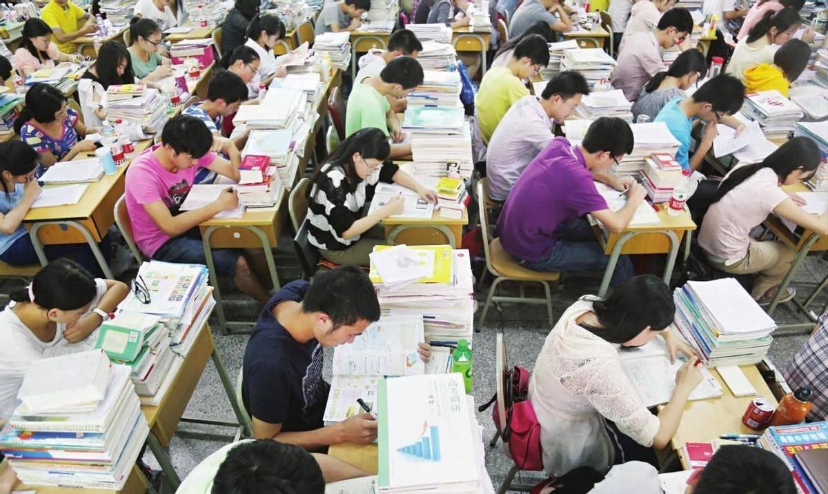 Con gái được nhận vào Đại học Thanh Hoa, bà mẹ giúp con dọn dẹp phòng mới hiểu lý do vì sao - Ảnh 3. Con gái được nhận vào Đại học Thanh Hoa, bà mẹ giúp con dọn dẹp phòng mới hiểu lý do vì sao - Ảnh 3.