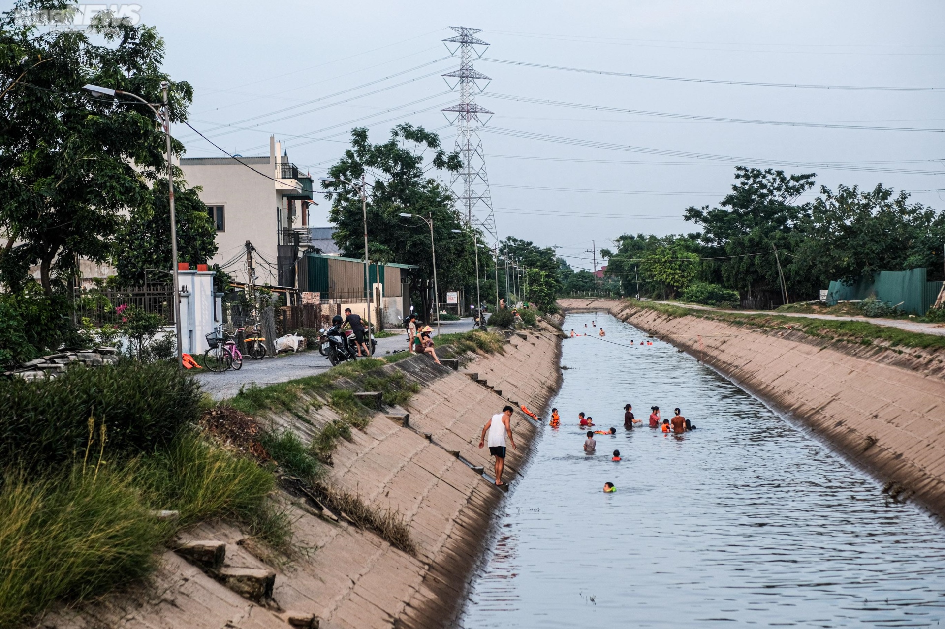 Đoạn mương dài gần 10km trở thành nơi giải nhiệt cho trẻ em Hà Nội - Ảnh 1.