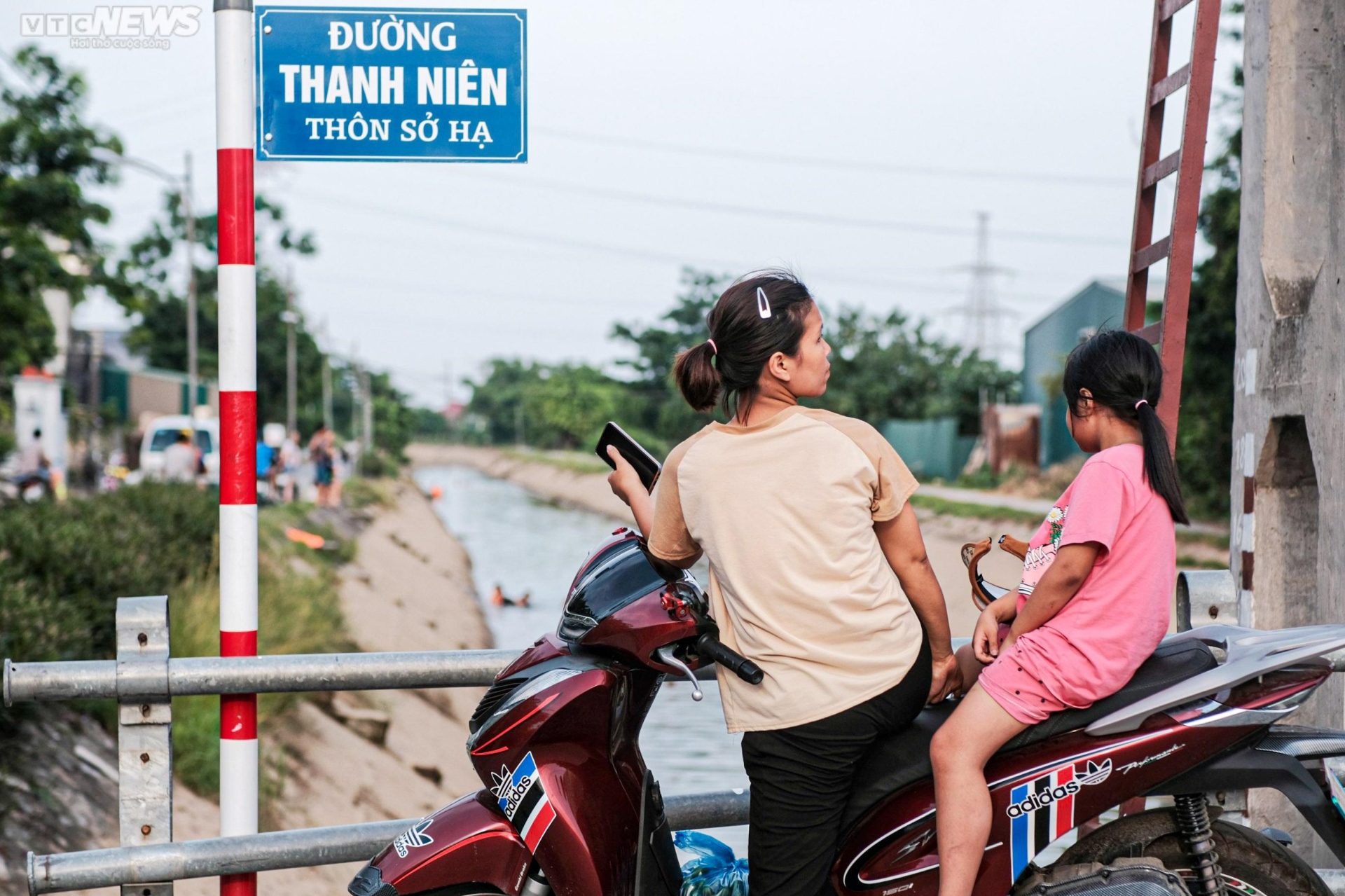 Đoạn mương dài gần 10km trở thành nơi giải nhiệt cho trẻ em Hà Nội - Ảnh 4.