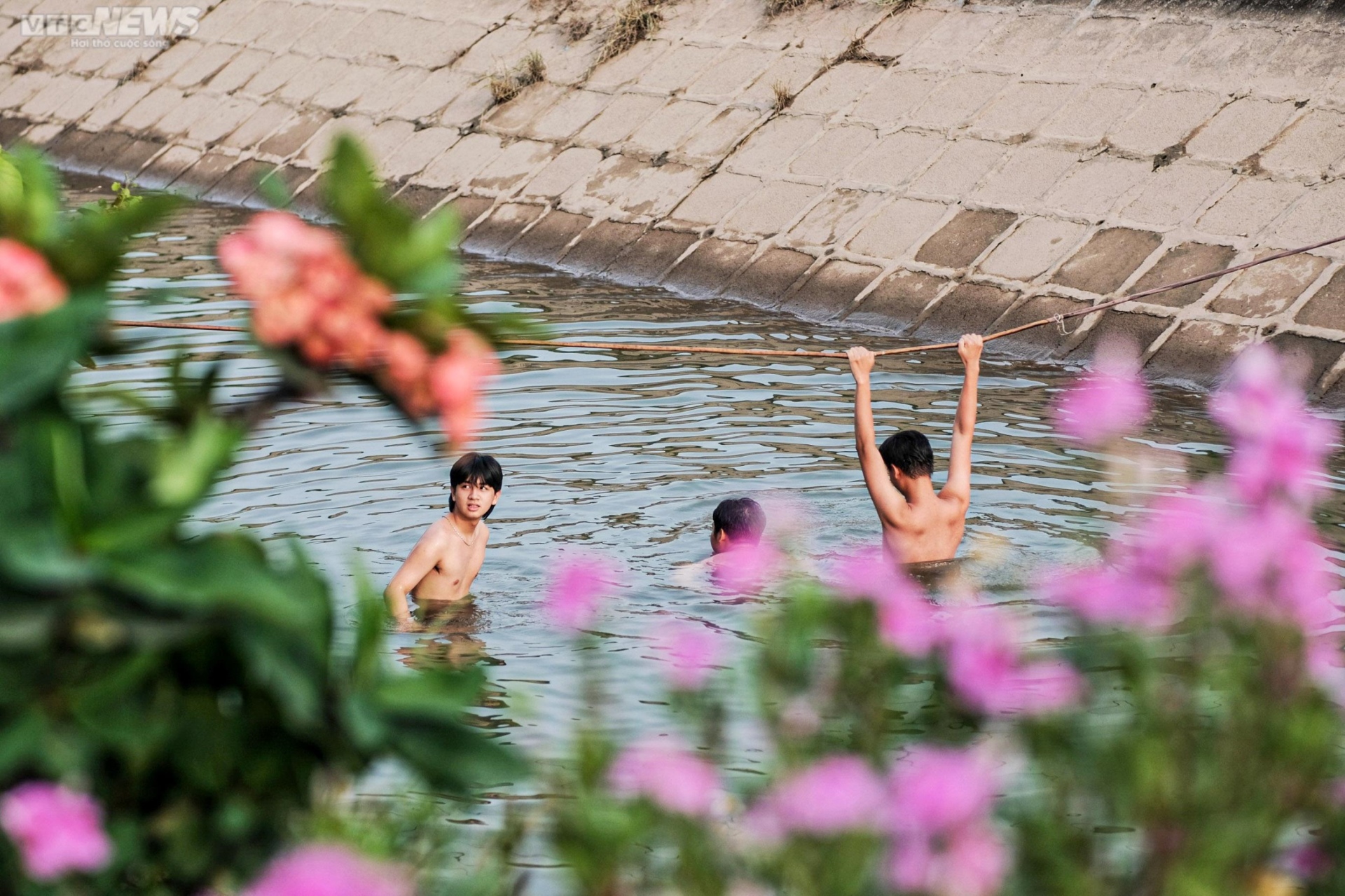 Đoạn mương dài gần 10km trở thành nơi giải nhiệt cho trẻ em Hà Nội - Ảnh 6.