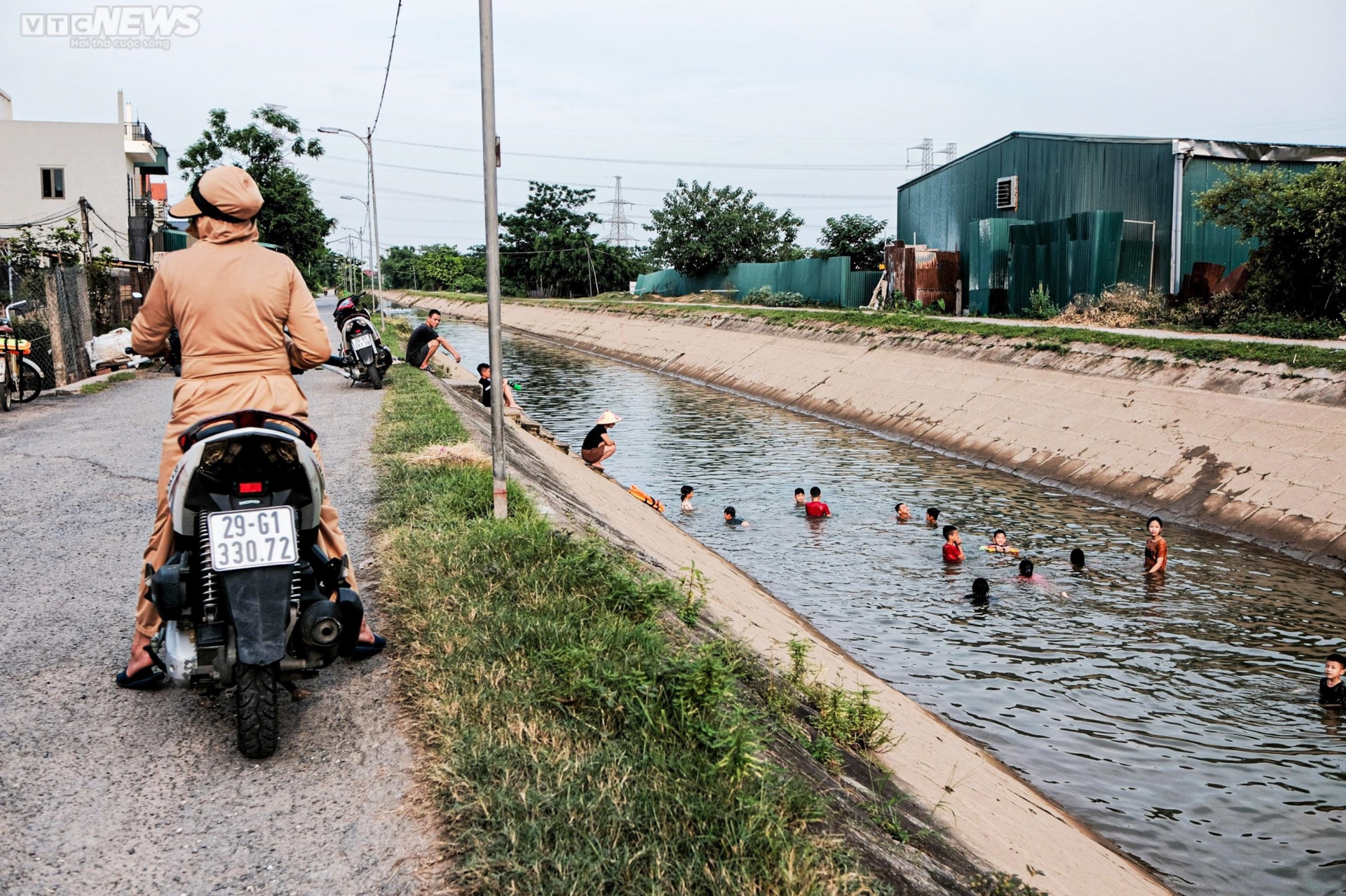 Đoạn mương dài gần 10km trở thành nơi giải nhiệt cho trẻ em Hà Nội - Ảnh 8.