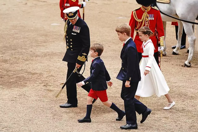 Loạt khoảnh khắc đặc biệt tại Lễ mừng sinh nhật Vua Charles: Cả gia đình tụ họp trên ban công cung điện, Hoàng tử bé Louis gây chú ý - Ảnh 10.