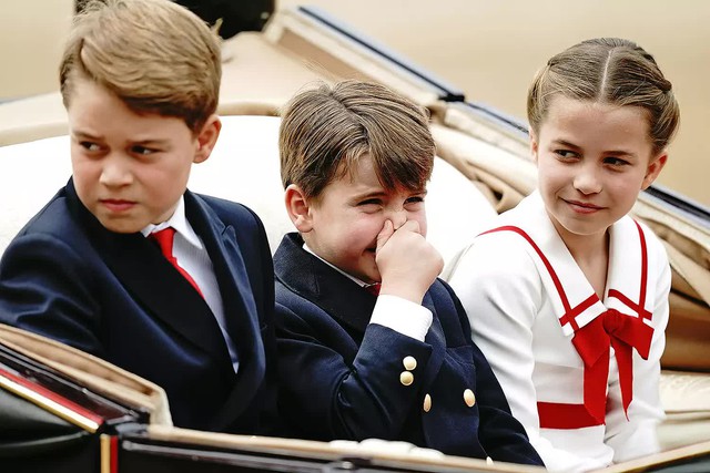 Loạt khoảnh khắc đặc biệt tại Lễ mừng sinh nhật Vua Charles: Cả gia đình tụ họp trên ban công cung điện, Hoàng tử bé Louis gây chú ý - Ảnh 8.