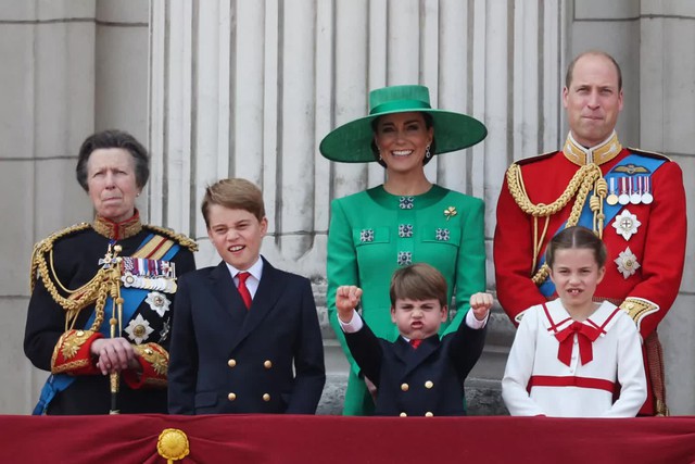 Loạt khoảnh khắc đặc biệt tại Lễ mừng sinh nhật Vua Charles: Cả gia đình tụ họp trên ban công cung điện, Hoàng tử bé Louis gây chú ý - Ảnh 6.