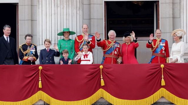 Loạt khoảnh khắc đặc biệt tại Lễ mừng sinh nhật Vua Charles: Cả gia đình tụ họp trên ban công cung điện, Hoàng tử bé Louis gây chú ý - Ảnh 5.