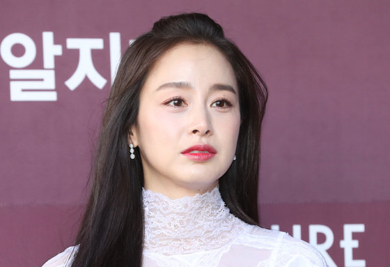 Nhan sắc Kim Tae Hee ở phim đầu tay &quot;gây sốt&quot; trở lại, đẹp thế nào mà được tuyển thẳng ngay trên đường? - Ảnh 1.