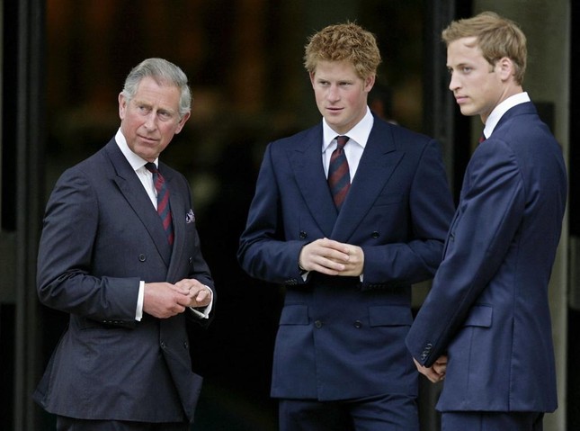 Ẩn &yacute; của Vua Charles khi đăng ảnh Harry - Ảnh 2.