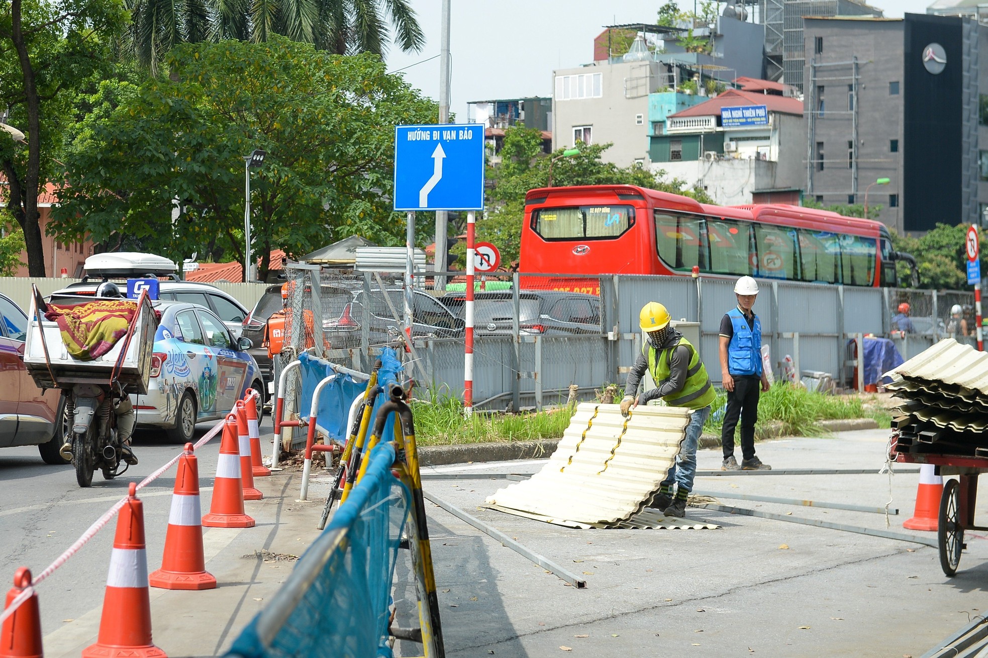 Tháo rào trên đường Kim Mã sau gần 3 năm thi công ga ngầm đường sắt Nhổn - ga Hà Nội - Ảnh 3.