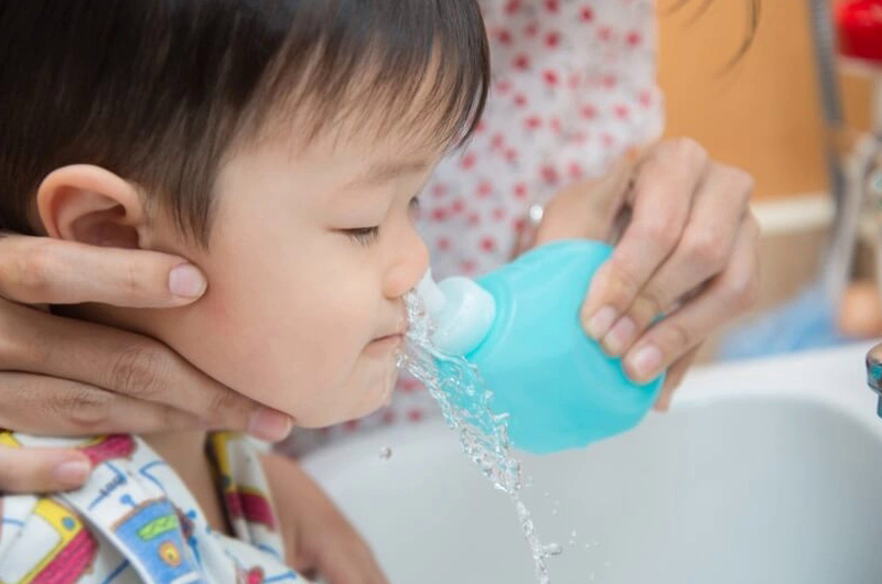 Mẹ rửa mũi cho con hàng ngày, bác sĩ nhi khẳng định &quot;làm bé dễ ốm hơn&quot; - Ảnh 1.
