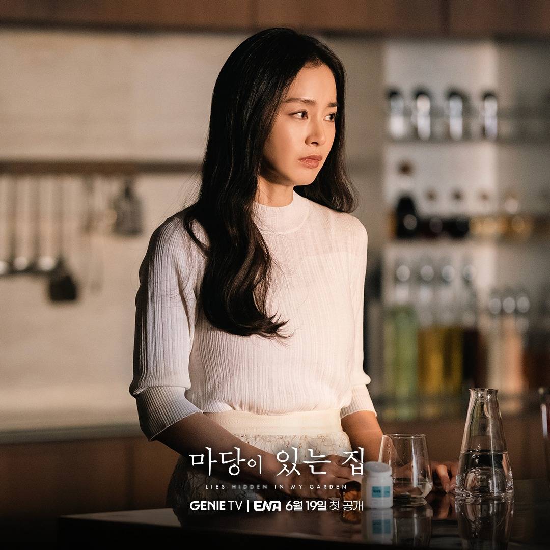 Kim Tae Hee luôn ghi điểm tinh tế vì chăm diện đồ trắng - Ảnh 8.