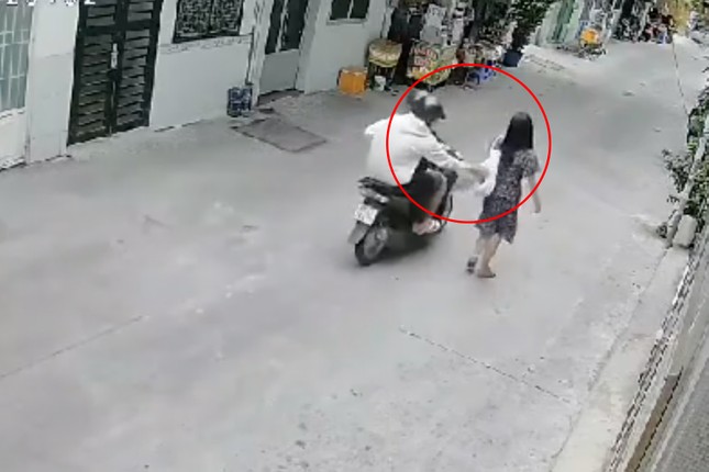 Camera ghi cảnh người phụ nữ bị giật túi xách trong 1 giây ở TPHCM - Ảnh 1.