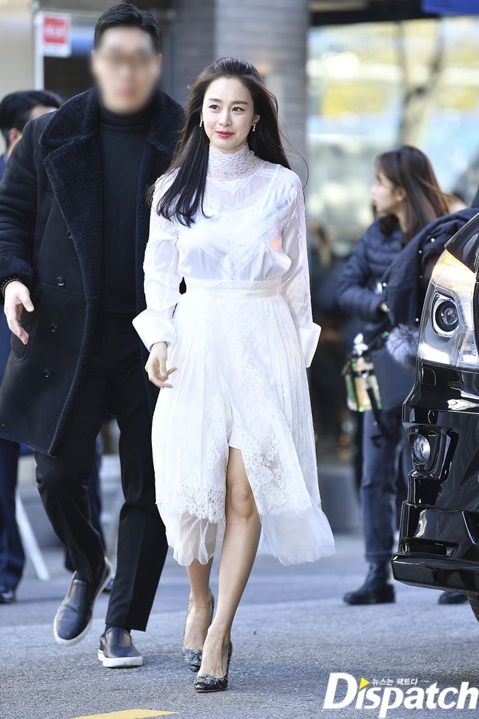 Kim Tae Hee luôn ghi điểm tinh tế vì chăm diện đồ trắng - Ảnh 2.