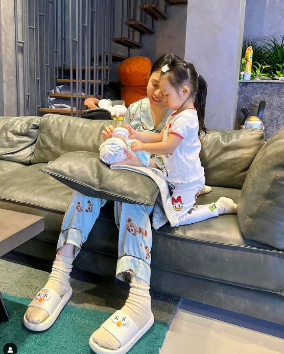 "Mẹ bỉm" Đàm Thu Trang tranh thủ hẹn hò ông xã Cường Đô la giữa lúc bận bịu chăm con trai - Ảnh 1. "Mẹ bỉm" Đàm Thu Trang tranh thủ hẹn hò ông xã Cường Đô la giữa lúc bận bịu chăm con trai - Ảnh 1.