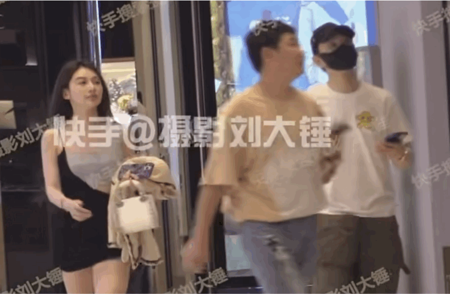 Paparazzi bắt gặp Huỳnh Hiểu Minh cùng đi xem phim với bạn gái