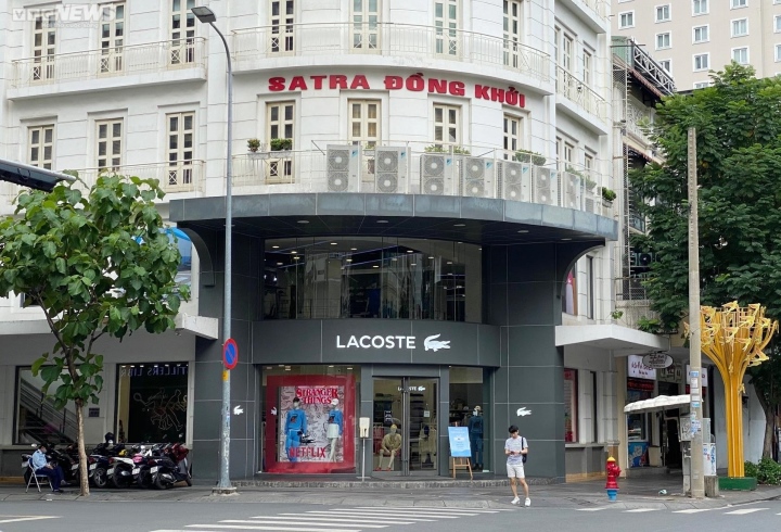 Thương hiệu Lacoste: Giá áo niêm yết một đằng, bán một nẻo - Ảnh 1. Thương hiệu Lacoste: Giá áo niêm yết một đằng, bán một nẻo - Ảnh 1.
