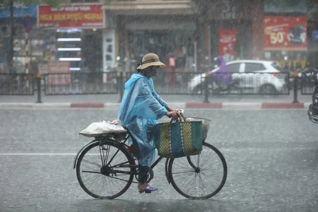 Miền Bắc nắng nóng đến bao giờ? - Ảnh 3. Miền Bắc nắng nóng đến bao giờ? - Ảnh 3.