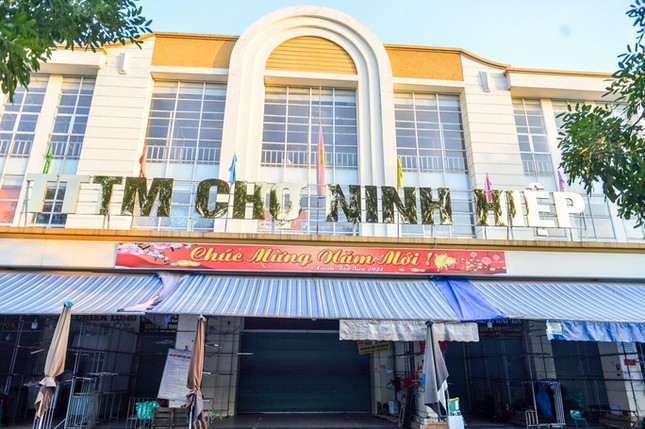 Hà Nội: Chợ đóng cửa vì mất điện, kinh doanh gặp khó khăn - Ảnh 1.