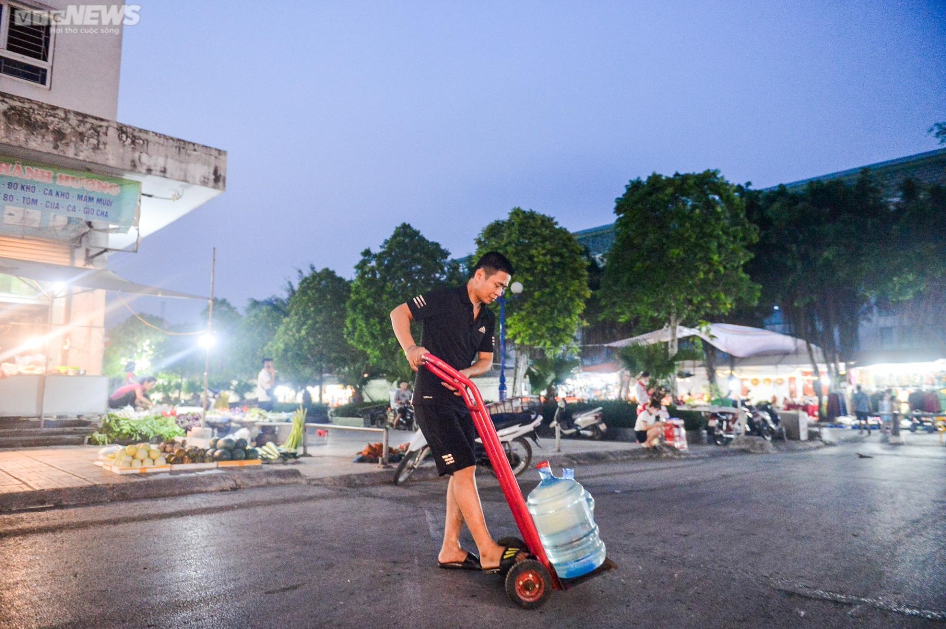 Chung cư ở Hà Nội mất nước, dân lỉnh kỉnh xô chậu đi mua nước trong đêm - Ảnh 10.