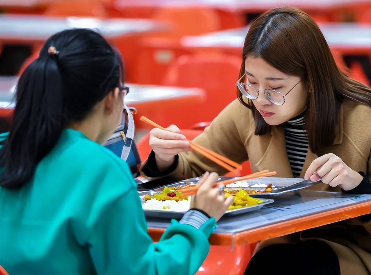 &quot;Vào đại học là khởi đầu của rắc rối&quot;, quan điểm của một phụ huynh dấy lên tranh luận sôi nổi - Ảnh 1.