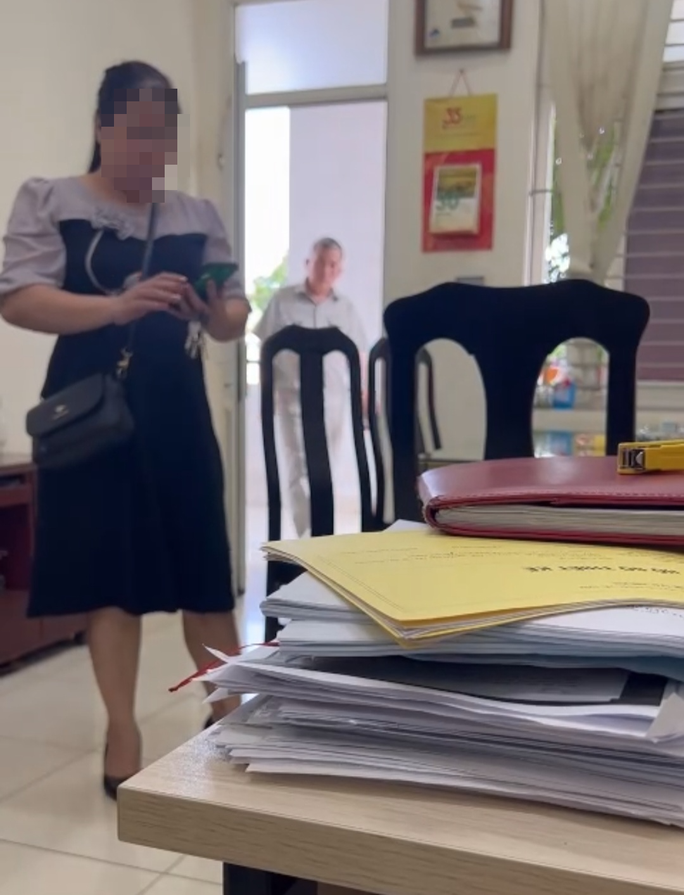 Vụ nữ cán bộ Sở Nội vụ xúc phạm cán bộ phường: Gia đình cung cấp bệnh án tâm thần - Ảnh 3. Vụ nữ cán bộ Sở Nội vụ xúc phạm cán bộ phường: Gia đình cung cấp bệnh án tâm thần - Ảnh 3.