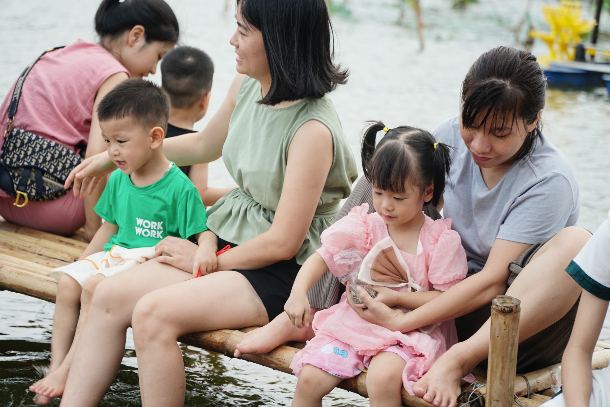 Ngất ngây sắc màu của vạn con cá Koi khi đến hồ Tây - Ảnh 5.