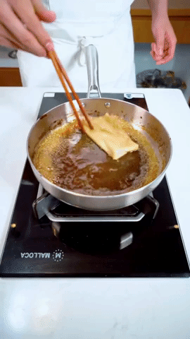 C&aacute;ch rửa nồi, chảo sạch boong m&agrave; kh&ocirc;ng cần d&ugrave;ng cọ sắt - Ảnh 2.