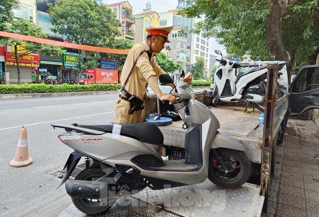 Nắng nóng, hàng loạt tài xế bị xử phạt vì uống bia giải khát - Ảnh 10.