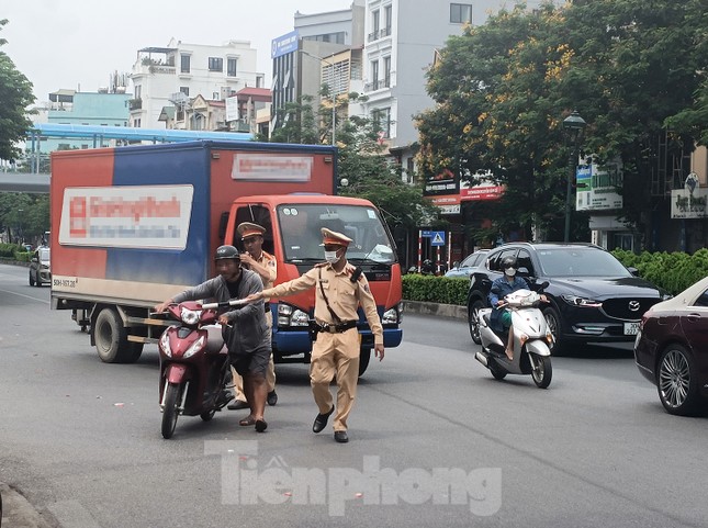 Nắng nóng, hàng loạt tài xế bị xử phạt vì uống bia giải khát - Ảnh 1.