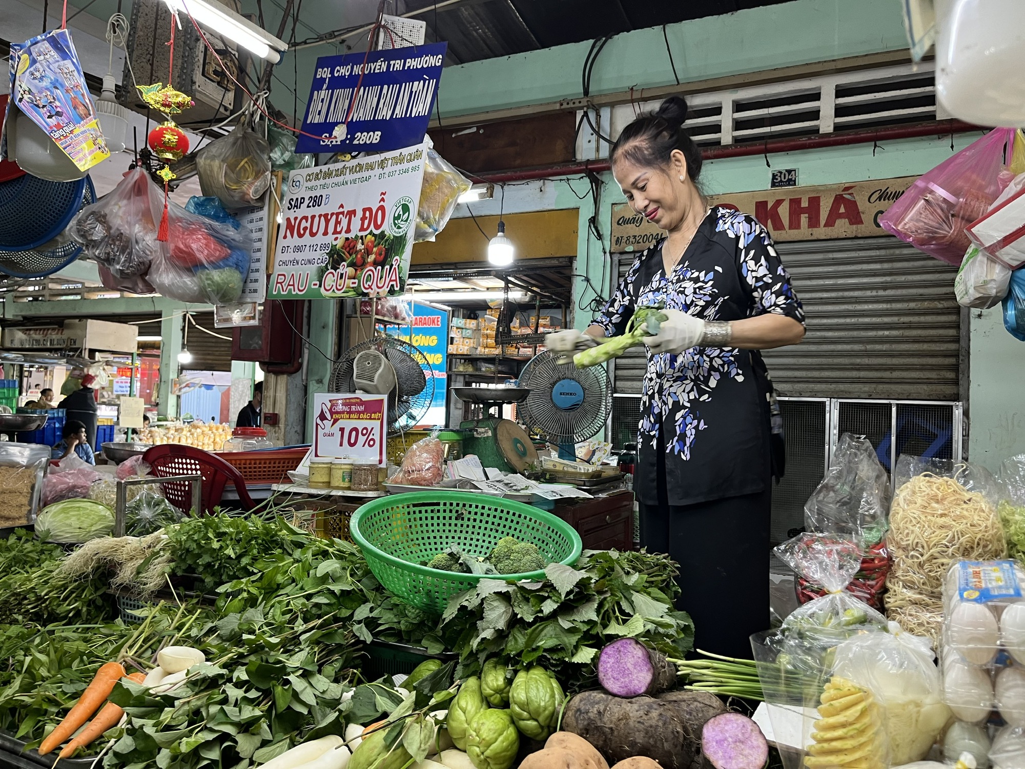 Tiểu thương chợ Nguyễn Tri Phương đồng loạt treo bảng giảm giá 10%-50% - Ảnh 4.