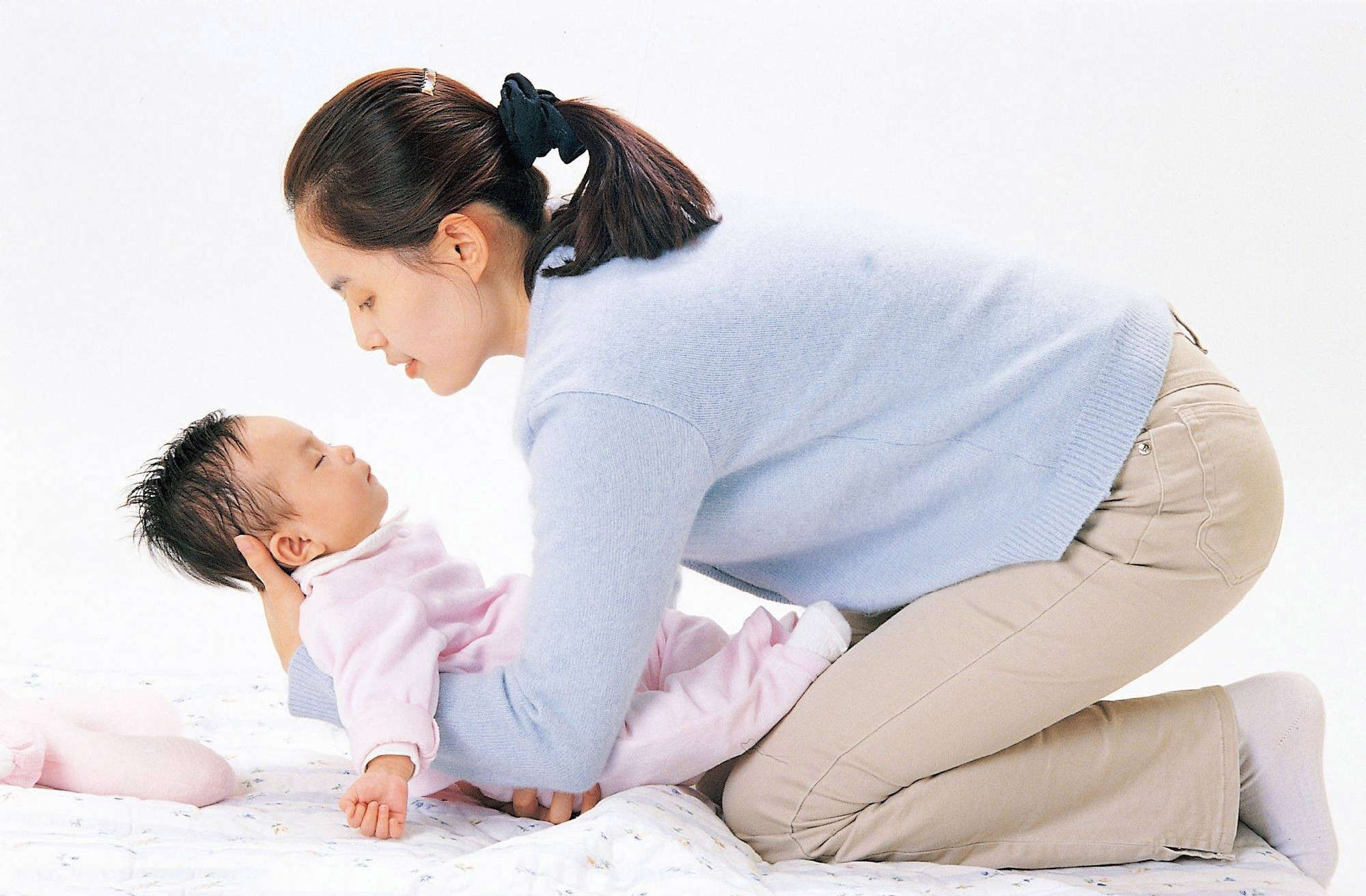 4 điều người mẹ cần biết khi bế con theo từng độ tuổi - Ảnh 1. 4 điều người mẹ cần biết khi bế con theo từng độ tuổi - Ảnh 1.