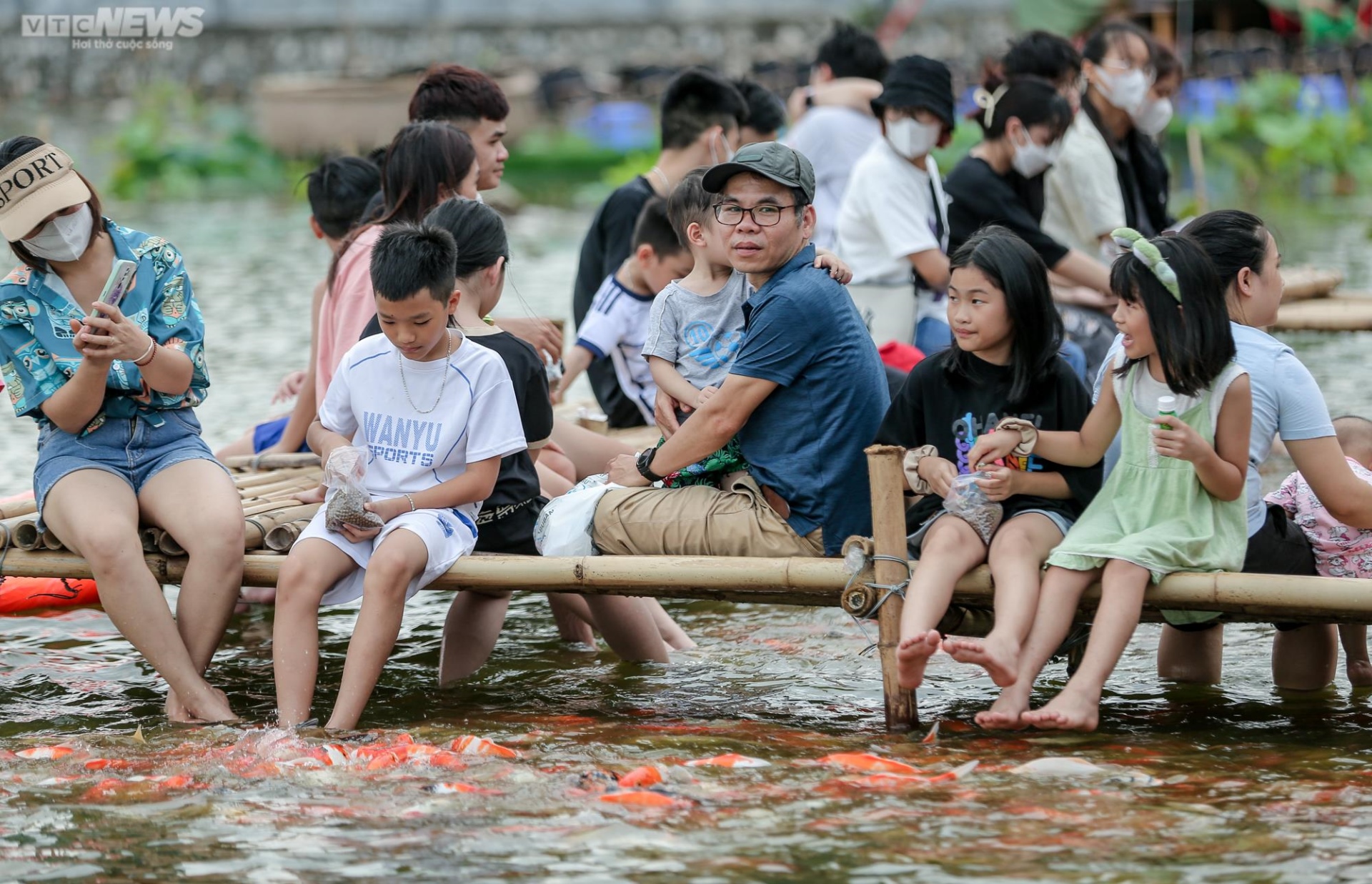 Người dân kéo đến trải nghiệm tại hồ cá Koi lớn nhất Hà Nội - Ảnh 10.
