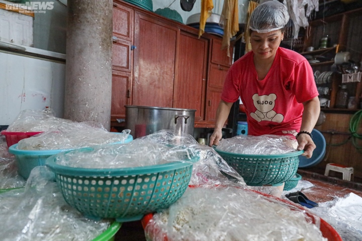 Hà Nội: Tết Đoan Ngọ cận kề, người dân ở 'thủ phủ' rượu nếp tất bật suốt đêm - Ảnh 12.